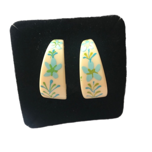 VTG 1970’s Celluloid Hand Painted Blue Daisy’s Wide Hoops - Picture 3 of 3